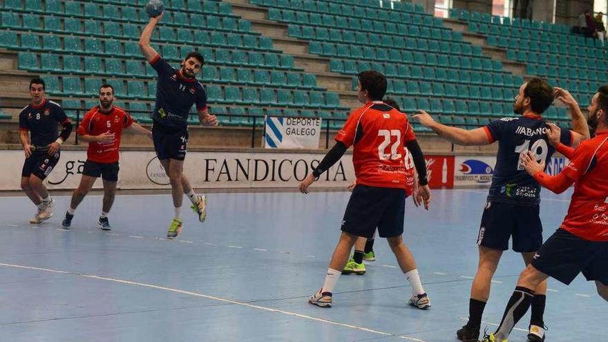 Joel Fontenla lanza a puerta en un partido de la pasada campaña con el Luceros. // Gonzalo Núñez