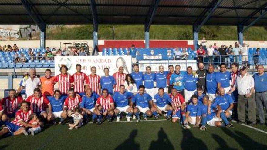 Los veteranos del Oviedo y del Sporting posan antes del partido solidario.