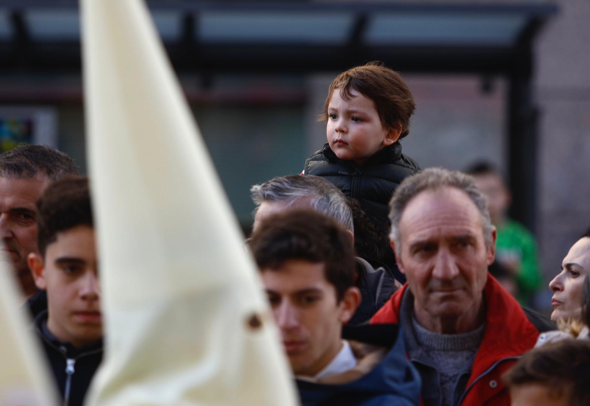 En imágenes | La Cofradía de la Institución de la Sagrada Eucaristía recorre las calles de Zaragoza el Jueves Santo