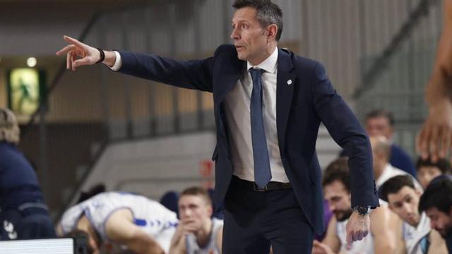 Natxo Lezkano, entrenador del Palencia, durante su visita al Palacio de los Deportes de Oviedo.  |