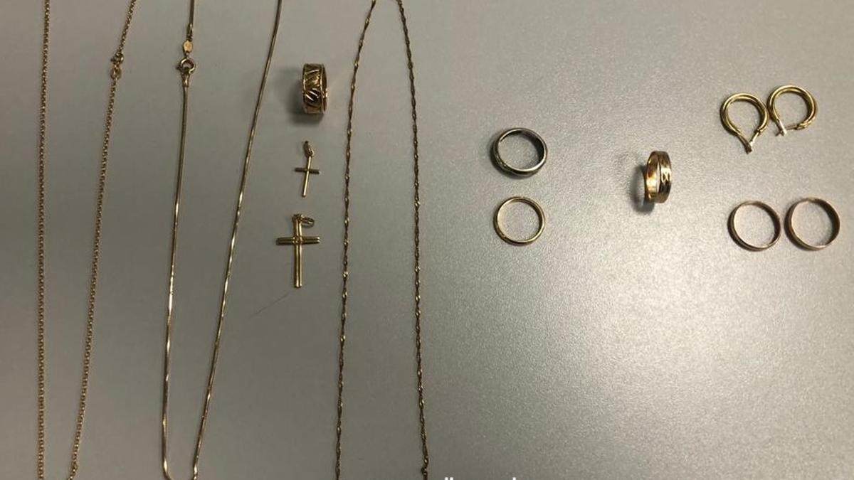Algunas de las joyas robadas recuperadas por los Mossos.