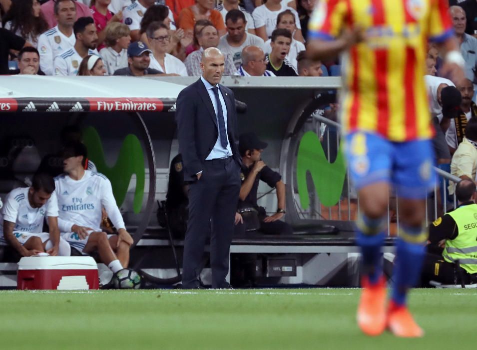 Instantes del partido disputado ayer entre el Valencia CF y el Real Madrid.