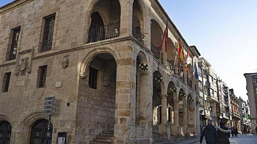 El Ayuntamiento Viejo es el edificio con más posibilidades de ser el futuro Museo Lobo; al fondo, el antiguo palacio de la Diputación.