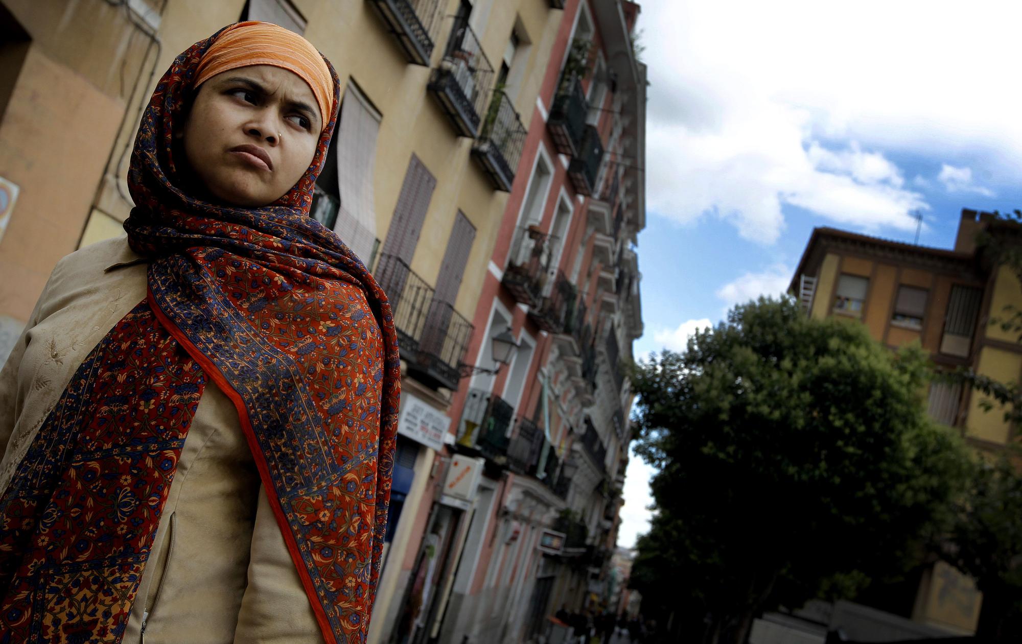 Una mujer con velo pasea por el barrio madrileño de Lavapiés