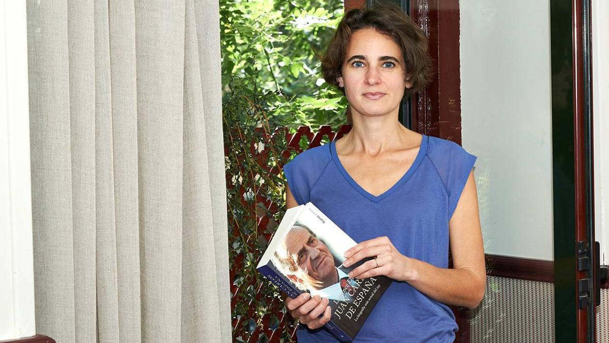 Laurence Debray, con su libro de conversaciones con el rey emérito.