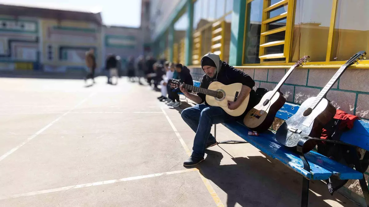 La música como refugio y esperanza en el patio de la cárcel de Villena: así suenan las guitarras tras los muros