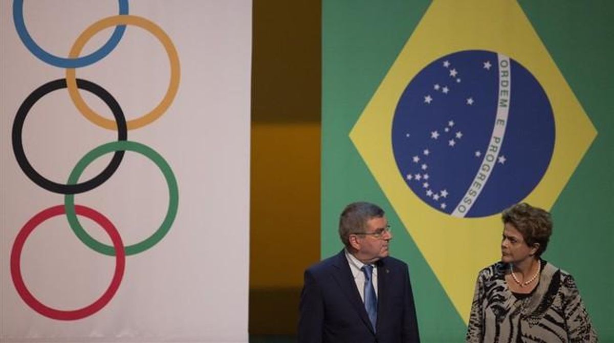 Dilma Roussef i Thomas Bach, durant la cerimònia que va marcar l’inici del compte enrere d’un any per a la festa inaugural de Rio 2016.