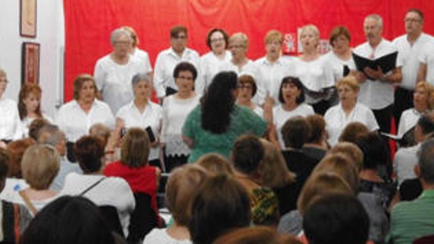 Alumnos del canto coral durante su actuación.