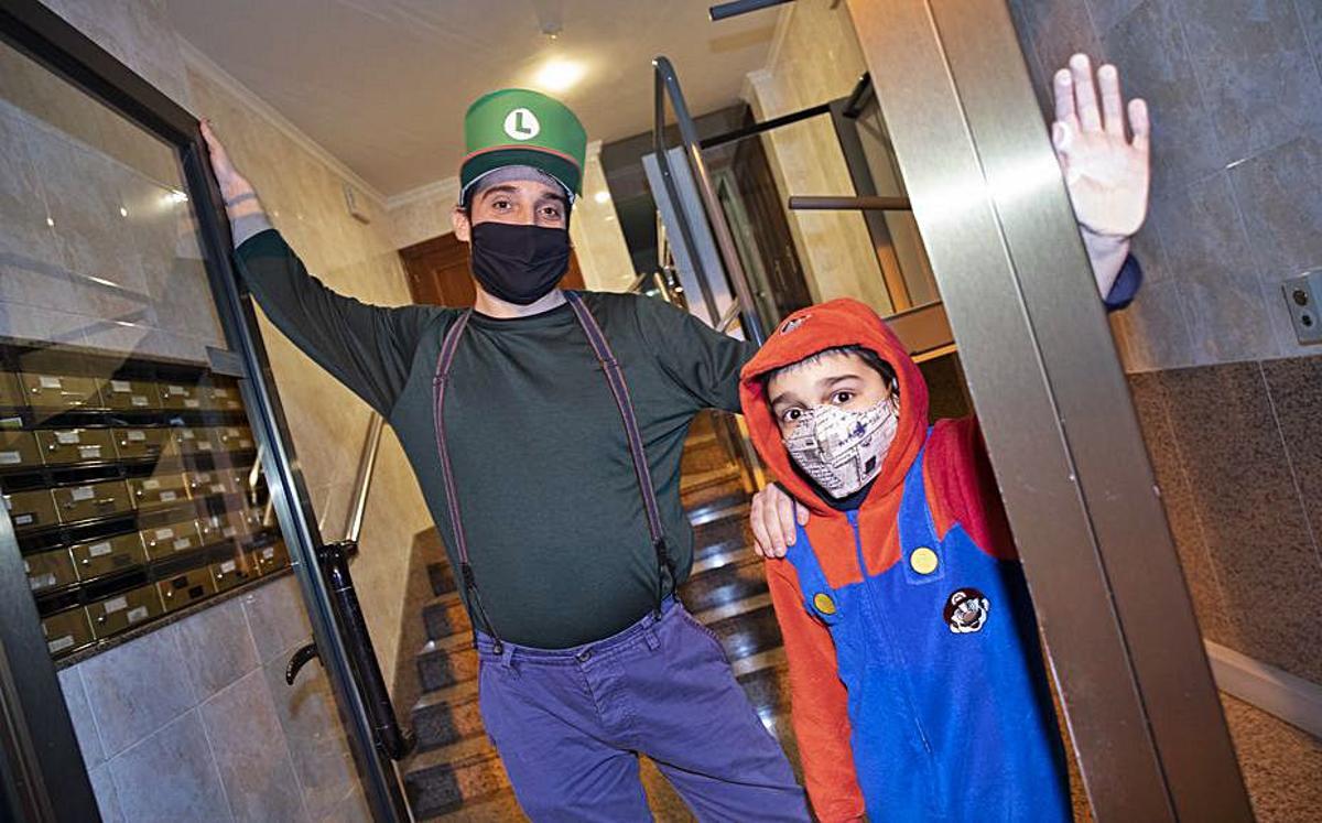 Dani Rogel y su hijo Enol, disfrazados en su portal. | Ricardo Solís