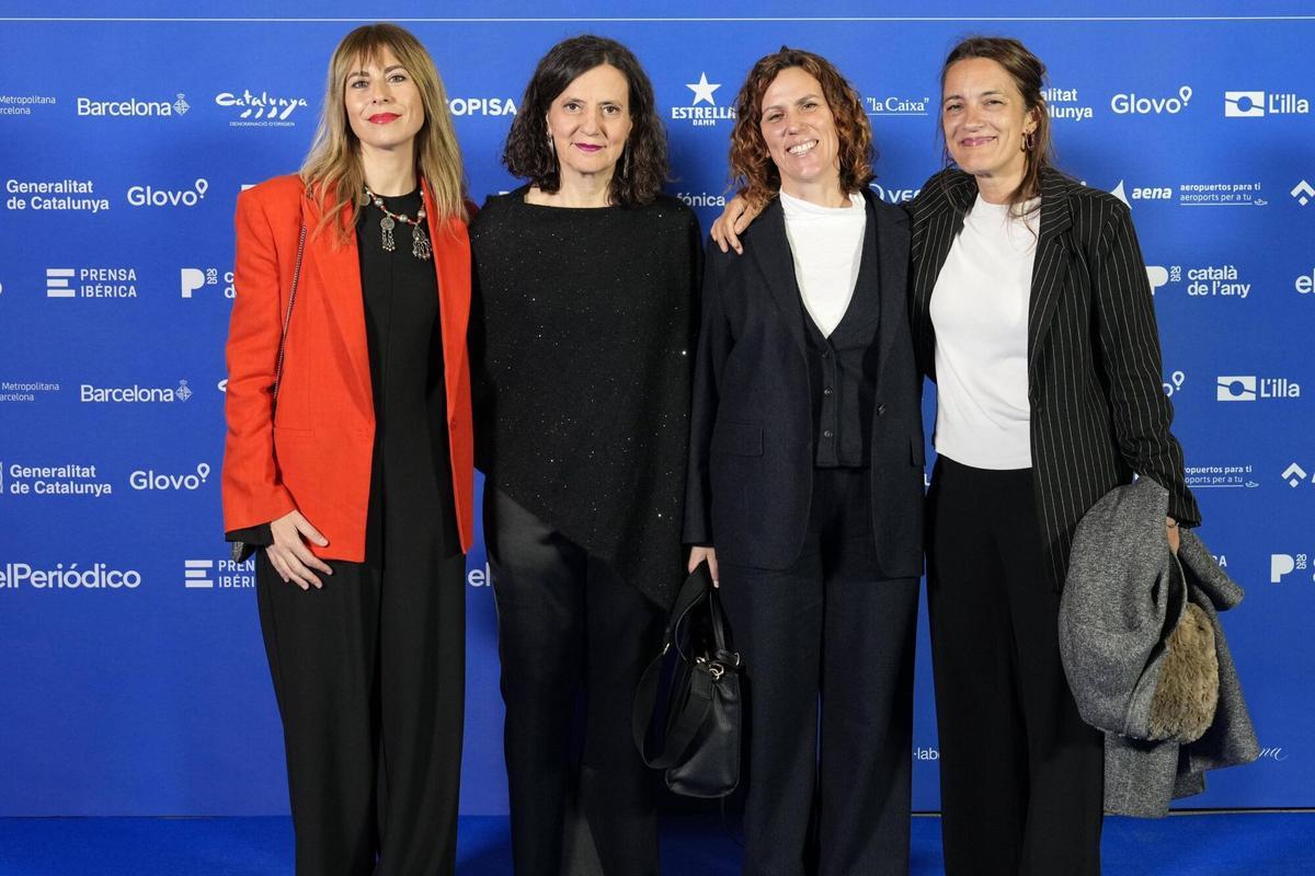 Barcelona 24/11/2025 Català i catalana de l’any 2025 En la foto, de izda a dcha: Ester Azuar, directora comercial de El Periódico; Gemma Martínez, directora adjunta de El Periódico ; Mabel Mas, directora general de El Periódico; Miriam Filella, dircom de Endesa Fotografía de Ferran Nadeu