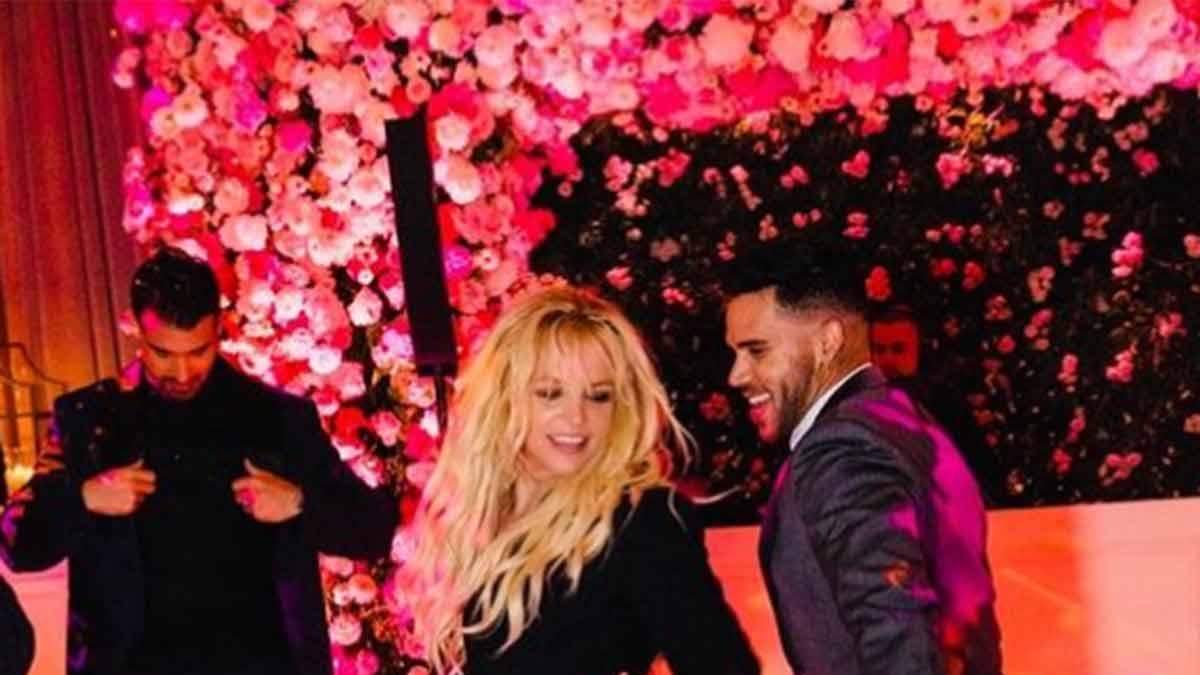Britney se decantó por un minivestido blazer de Versace para la fiesta posterior