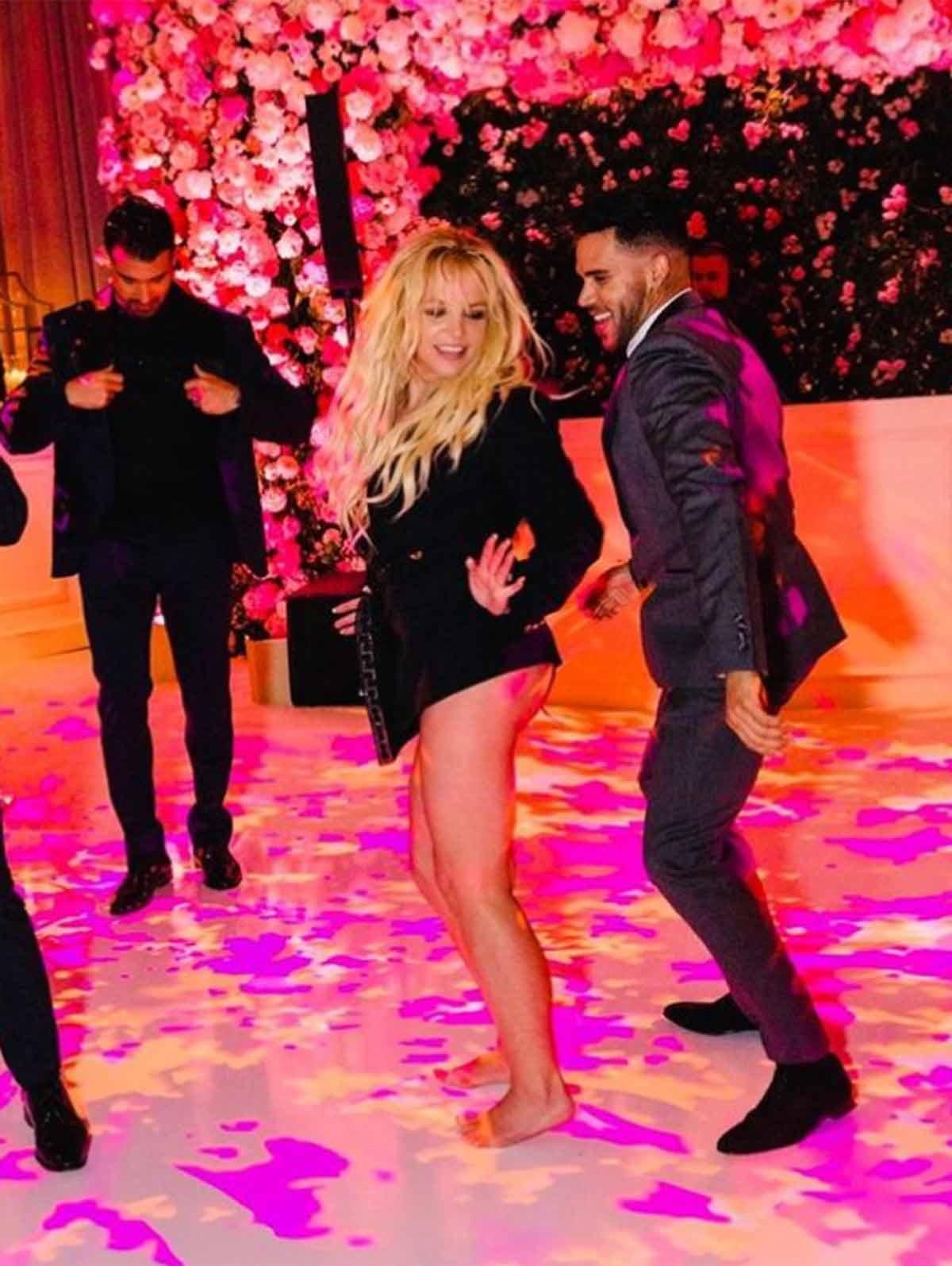 Britney se decantó por un minivestido blazer de Versace para la fiesta posterior