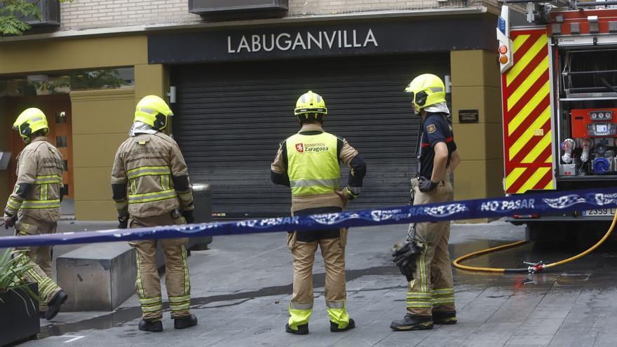 En imágenes | Los bomberos sofocan un pequeño incendio en el interior del restaurante La Buganvilla de Zaragoza