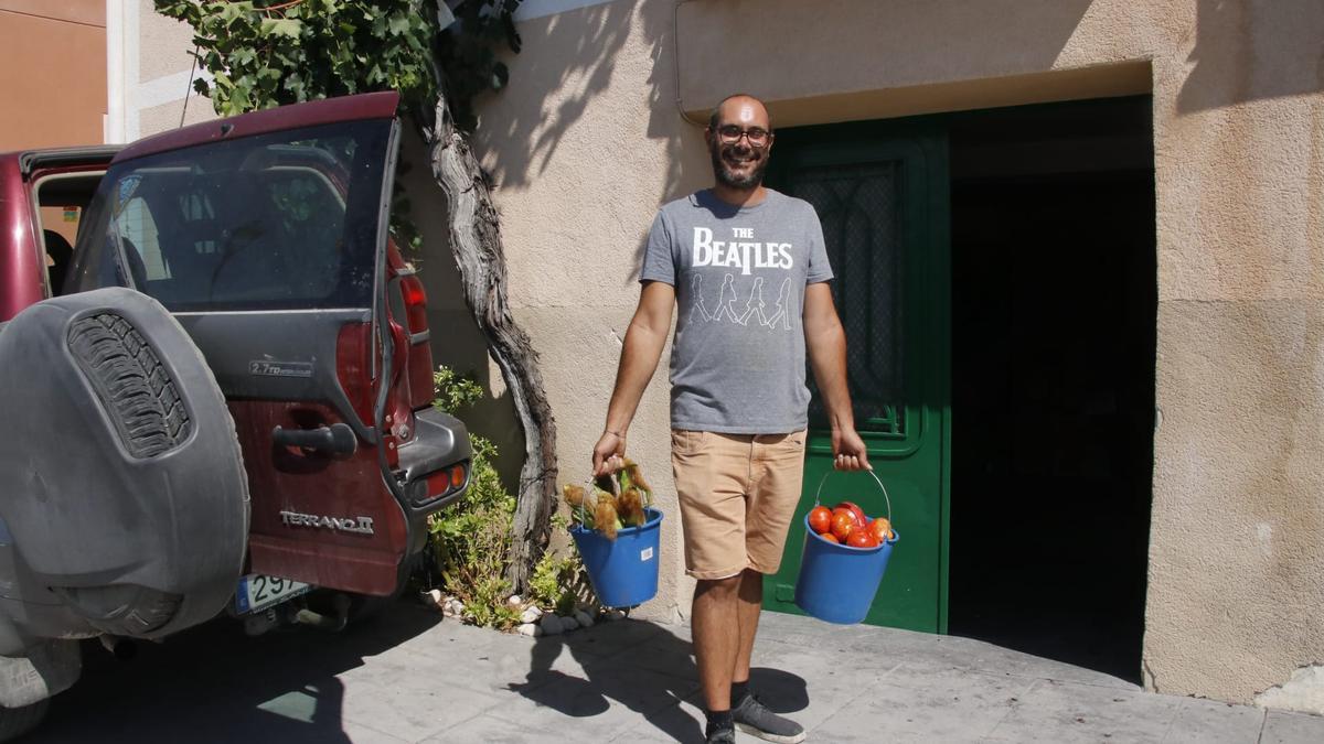 Ximo Canet, vecino de Benimassot, sonríe tras volver a su bancal.