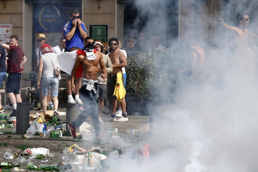 Enfrentamientos entre "hooligans" y la Policía de Marsella