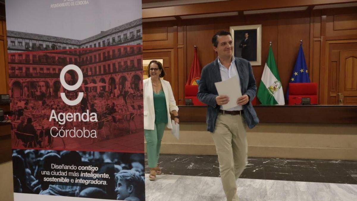 José María Bellido y Blanca Torrent, en el salón de plenos.