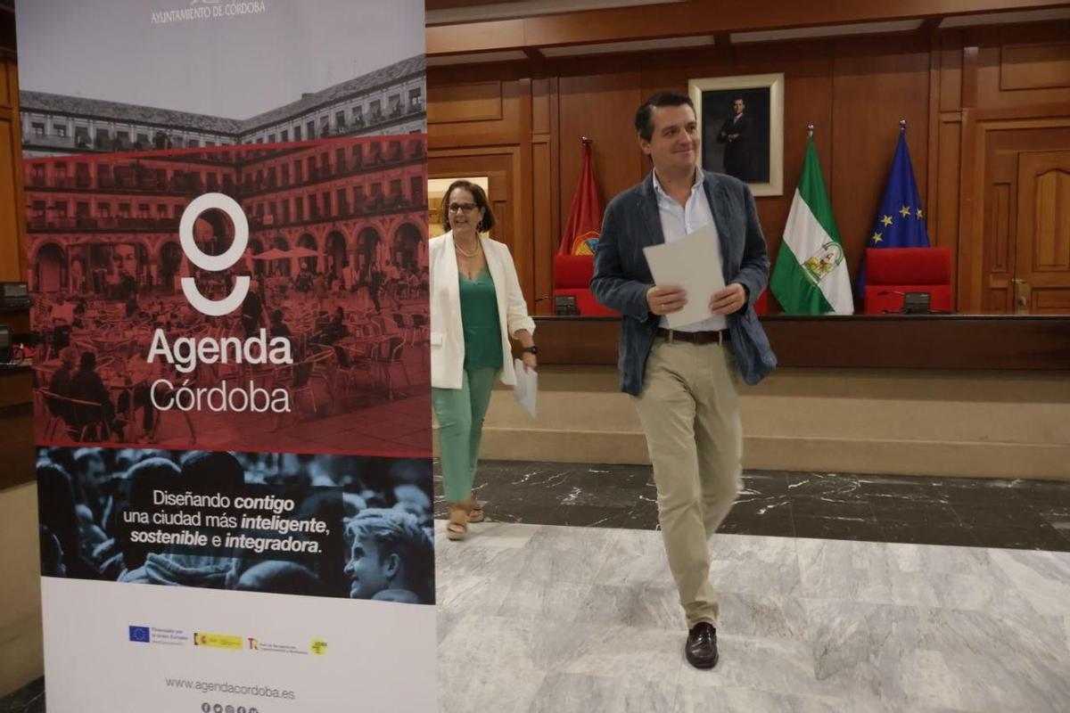 José María Bellido y Blanca Torrent, en el salón de plenos.