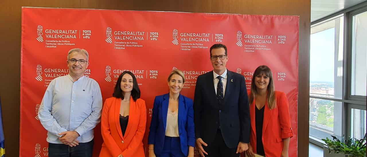 El alcalde de Elda, Rubén Alfaro, con la ministra de Transportes, Movilidad y Agenda Urbana, Raquel Sánchez, y la consellera Rebeca Torró.