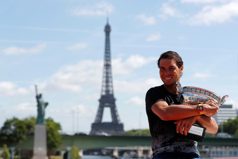 Nadal posa con su décimo trofeo de Roland Garros junto a la Torre Eiffel