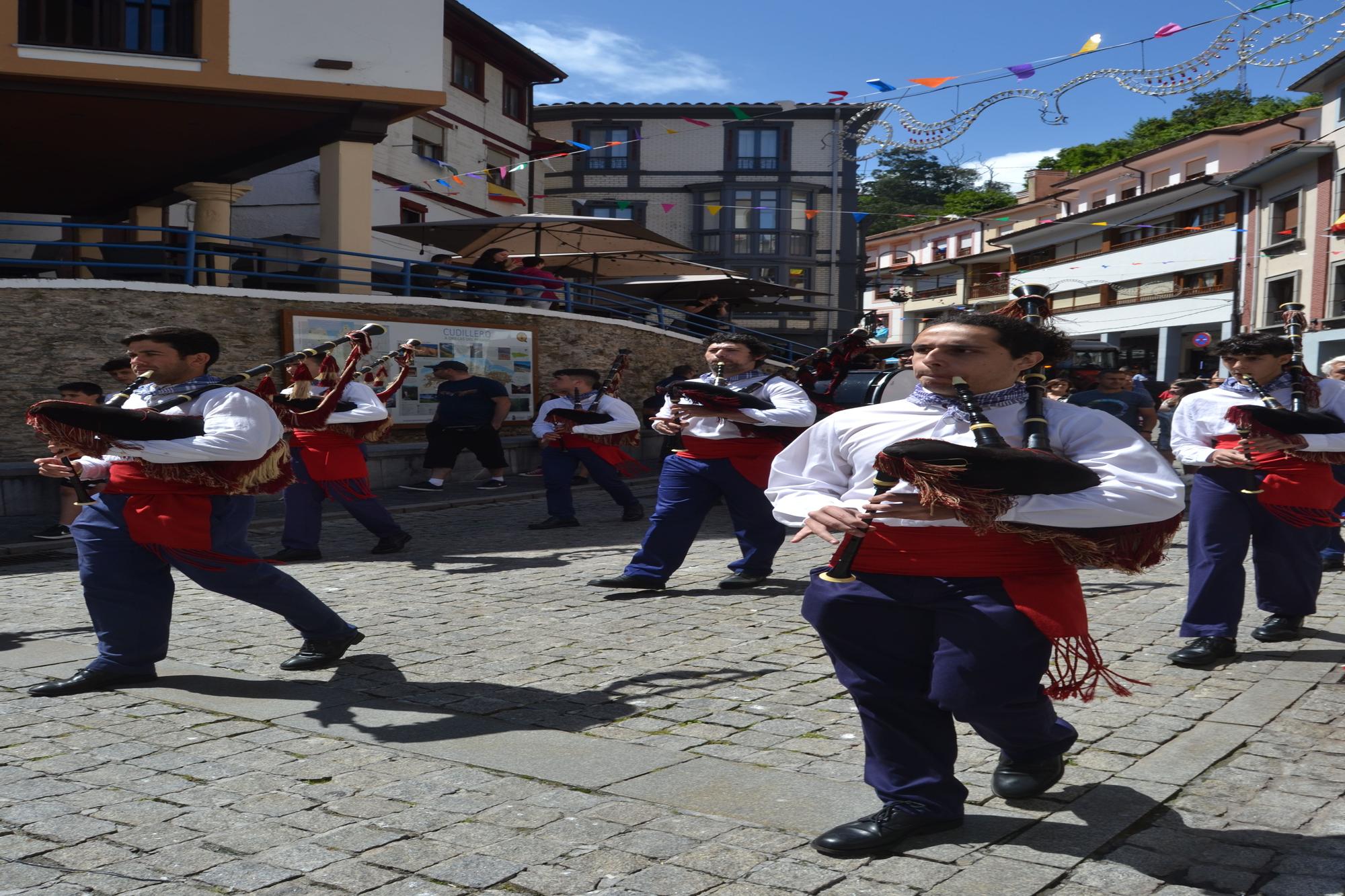 En imágenes: Así festjan los pixuetos s San Pedro en Cudillero