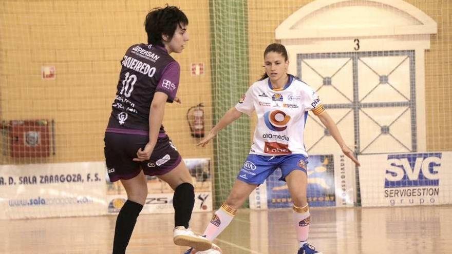 Marta Figueiredo controla la pelota ante una jugadora aragonesa, ayer en Zaragoza. // FDV