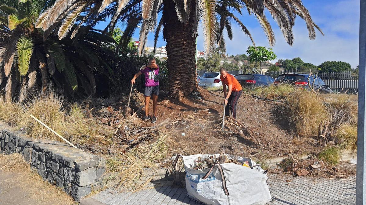 Vecinos de Cuesta del Parrado limpian una franja del jardín público