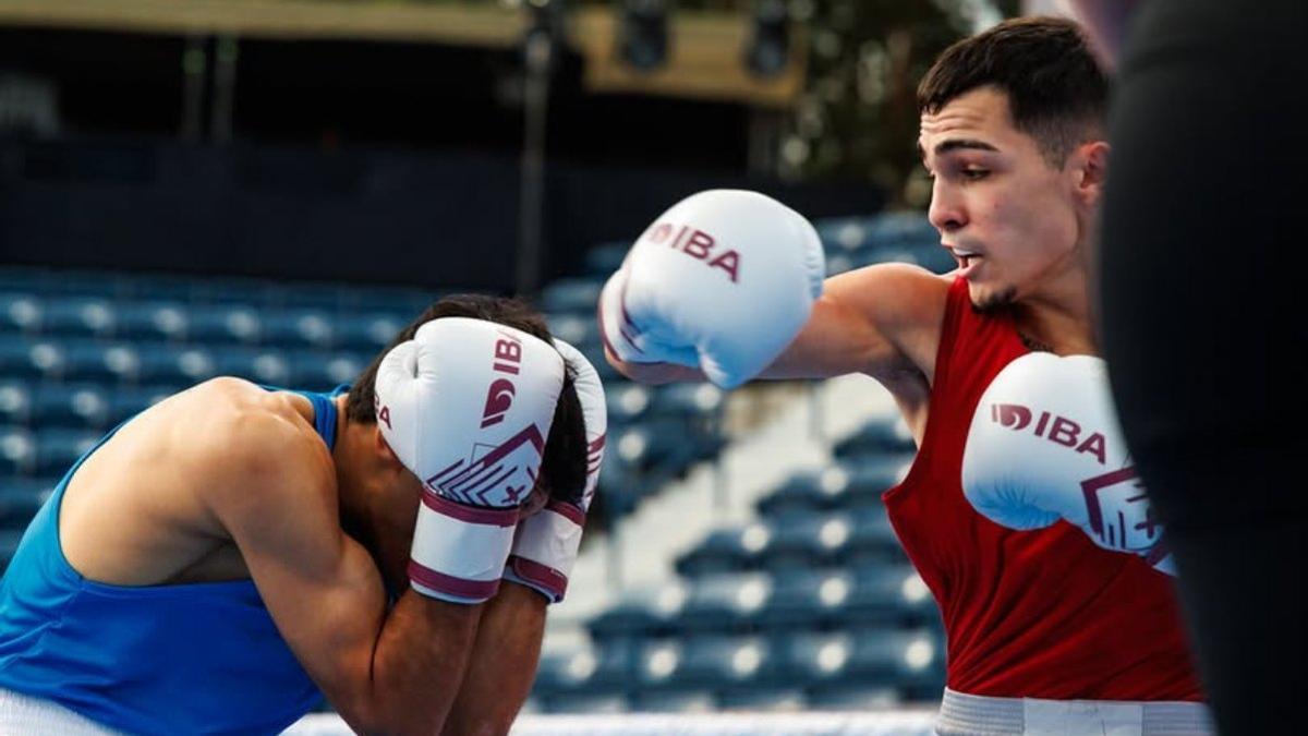 Rafa Lozano Jr., a la izquierda, durante un combate.