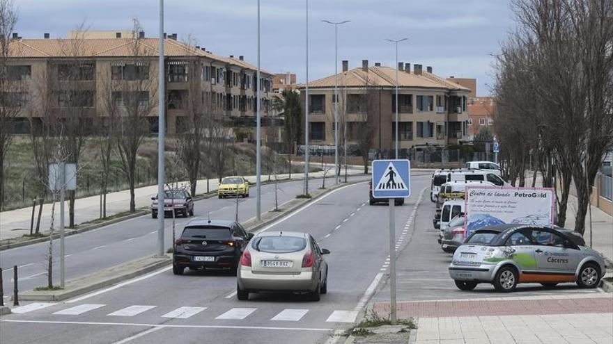 Vecinos de la calle Emilio Cardenal piden badenes para los peatones