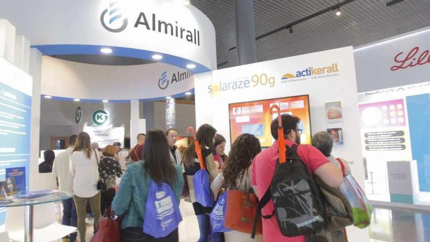 Stands de varias farmacéuticas en el Congreso de Médicos de Atención Primaria, en Santiago. // X. Álvarez