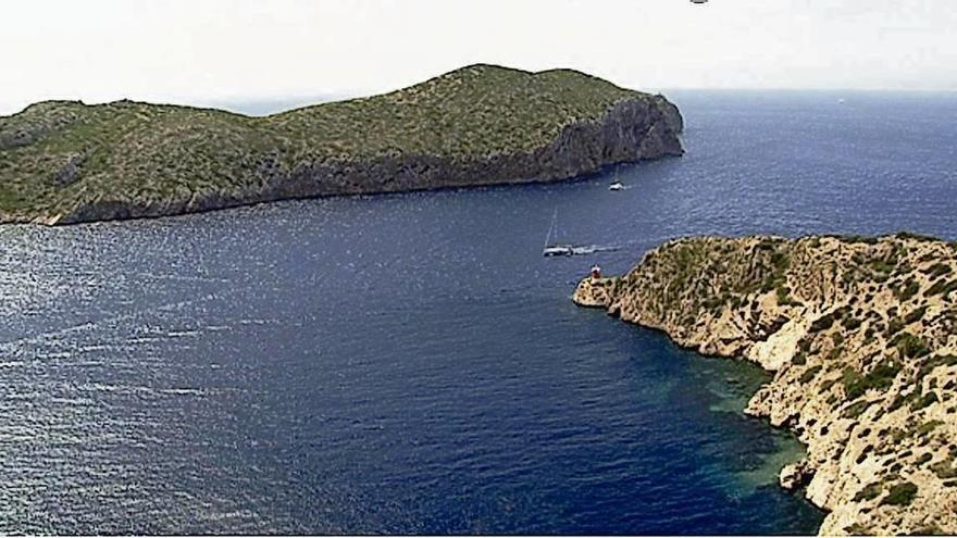 Cabrera, al fondo, la más pequeña de las islas principales de Baleares.