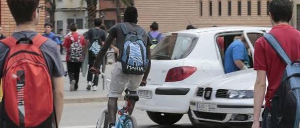 Miles de menores circulan en bicicleta sin el casco obligatorio