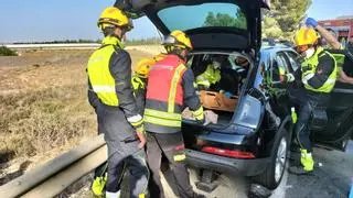 Tres heridos en un choque de dos coches en San Miguel de Salinas
