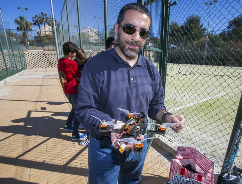 Alicante celebra el primer curso de construcción y pilotaje de drones de carreras para niños.