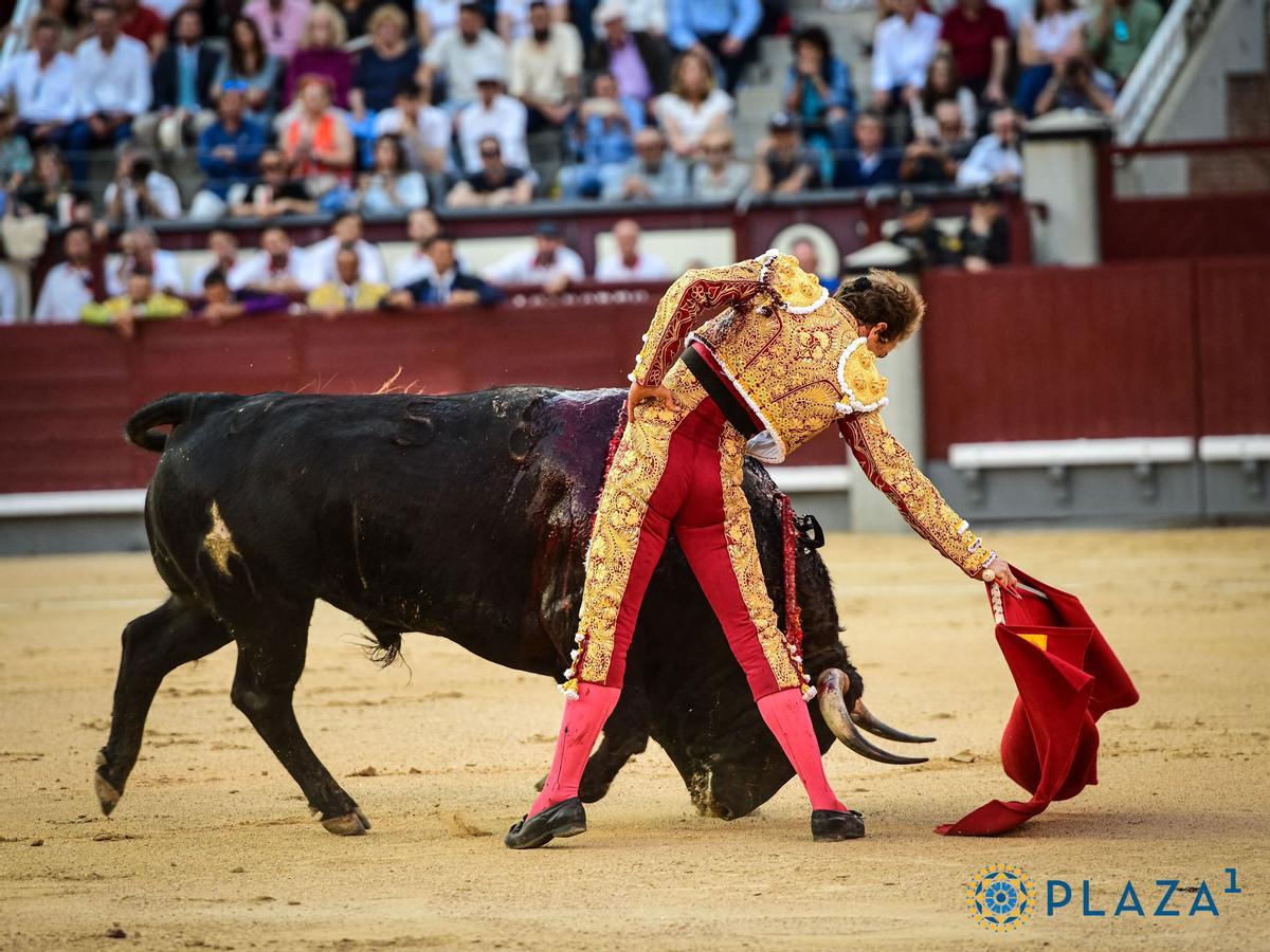 Román cuaja un extraordinario derechazo al gran ‘Comisario’ de Fuente Ymbro.