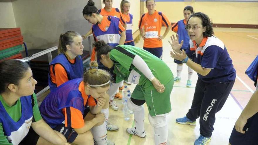 Pili Costa da las últimas órdenes a las jugadoras del Amarelle antes del partido contra el San Fernando.