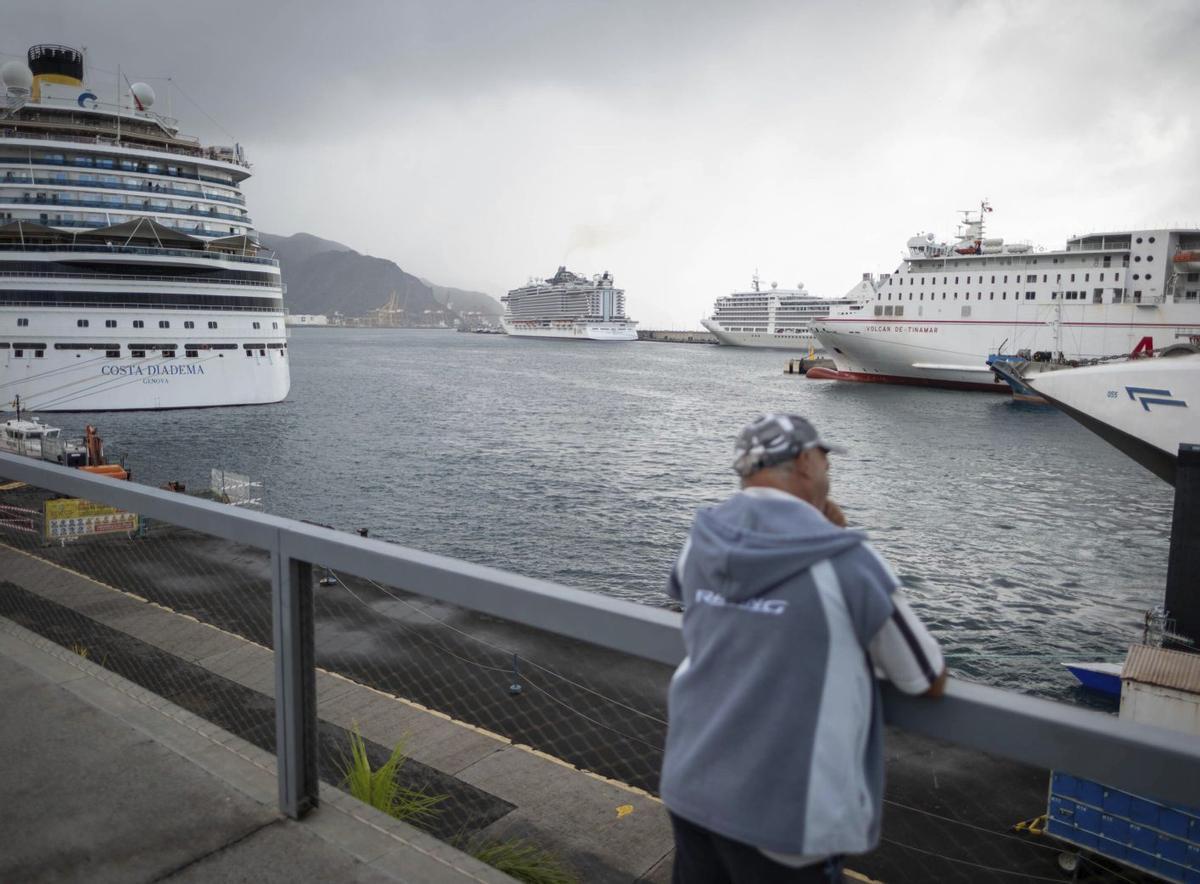 Cruceros en el puerto de Santa Cruz de Tenerife. | ANDRÉS GUTIÉRREZ