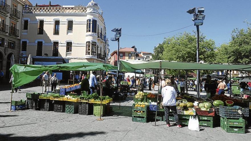 El mercadillo del viernes se ubica sin incidentes en la plaza Mayor de Plasencia