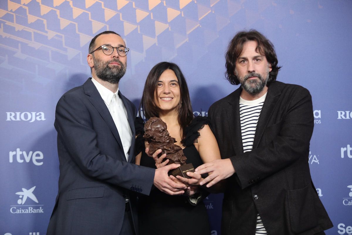 Fran Araújo, Isa Campo e Isaki Lacuesta, con el galardón al Mejor guion adaptado