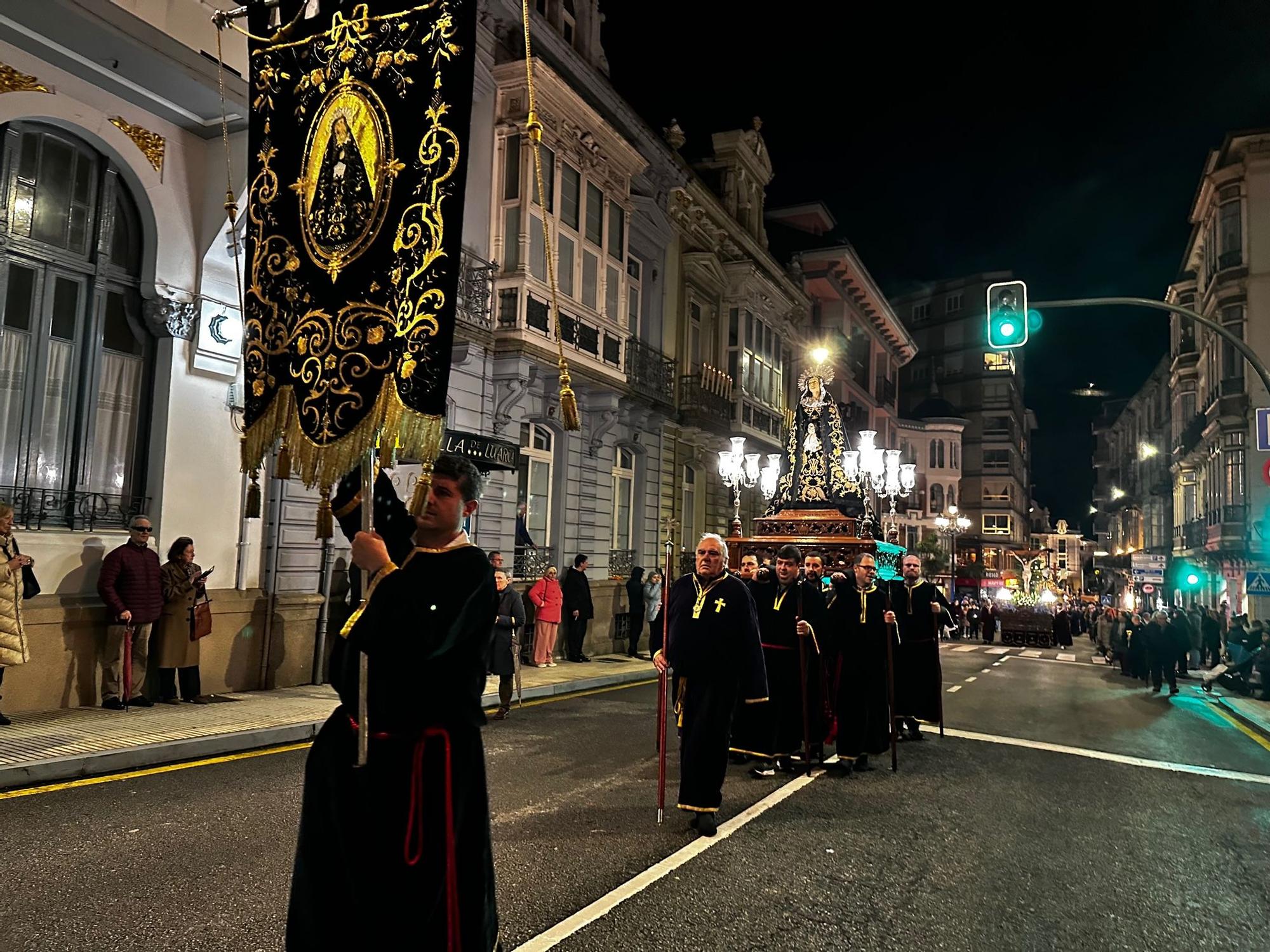 Las imágenes que dejó para el recuerdo la procesión del Santo Entierro de Luarca