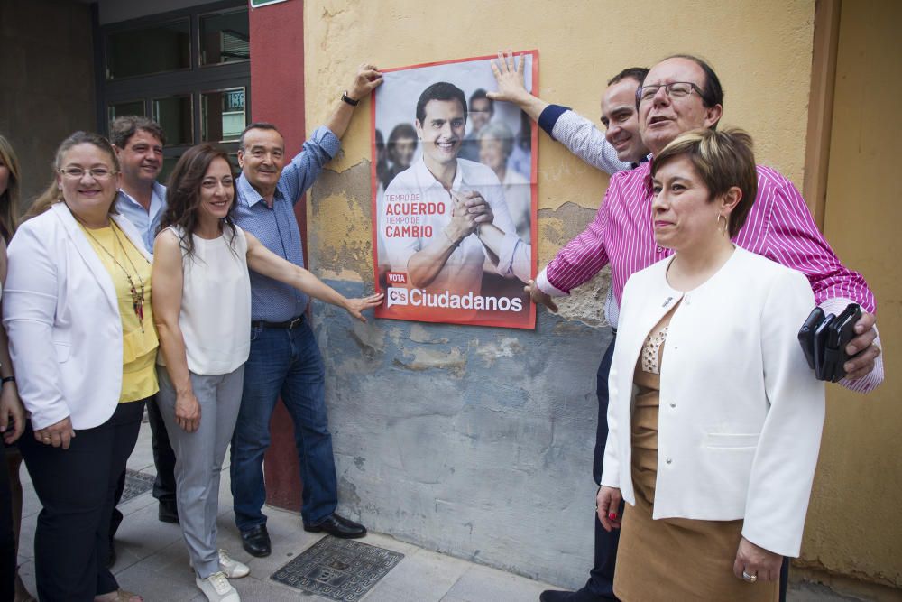 Pegada de carteles electorales en Castelló