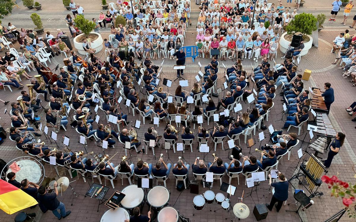 Concierto de Verano 2026 de la banda sinfónica de la SFA celebrado en la plaza del Ayuntamiento.