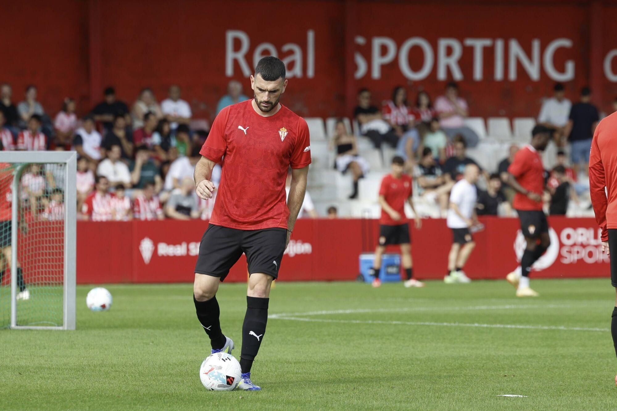 EN IMÁGENES: Segundo entrenamiento del Sporting, con público en Mareo