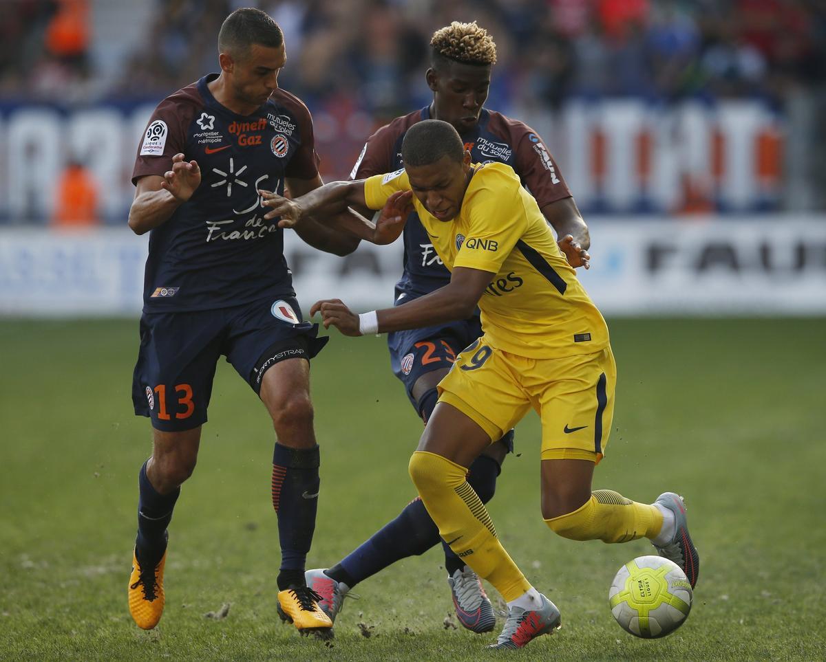 Kylian Mbappé, defendido por Mukiele cuando este jugaba en el Montpellier.