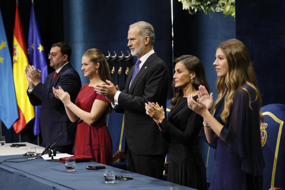 La familia real y el presidente del Principado de Asturias, Adrián Barbón, en Oviedo, este viernes.