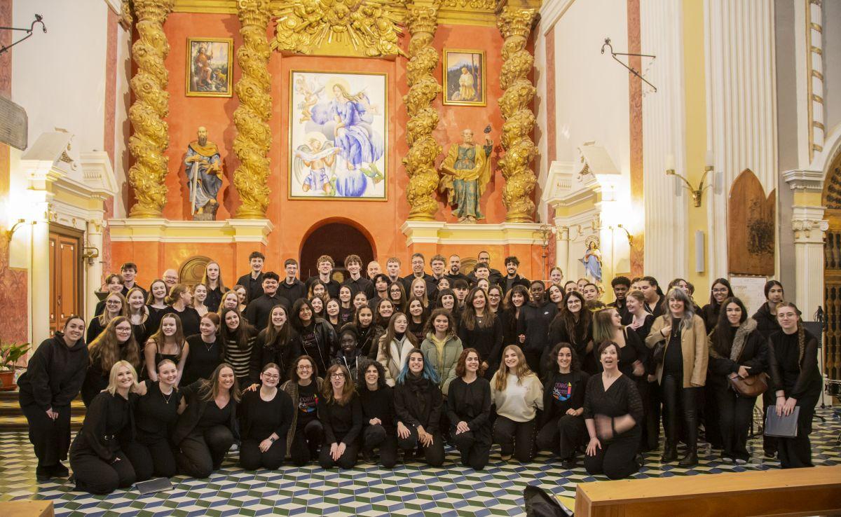 El coro Grande Covián y el Valley Choir de EE.UU emocionan en una iglesia abarrotada