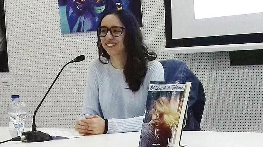 Faílde, durante la presentación de su novela &quot;El legado de invierno&quot; en la biblioteca pública de Ceuta.