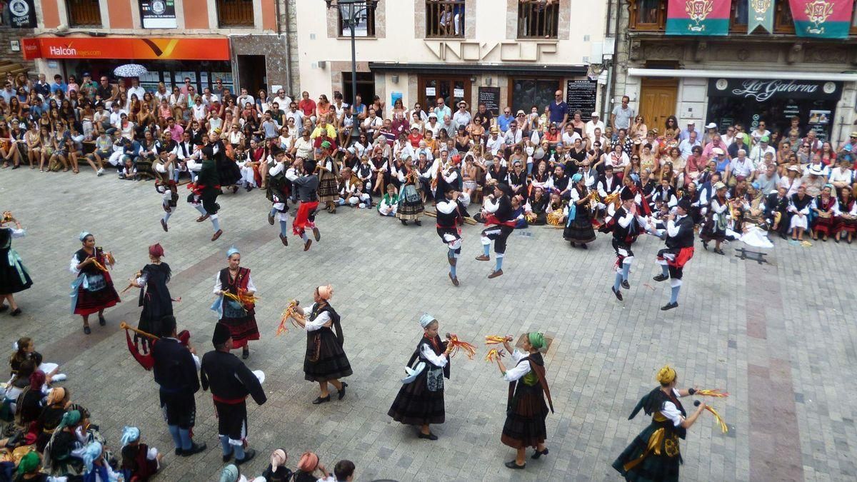 El Pericote durante una edición anterior del Festival folclórico de San Roque en Llanes.