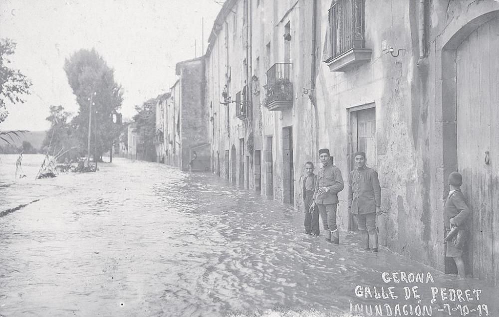 El carrer Pedret de Girona inundat pel desbordament del Ter, l'octubre del 1919.