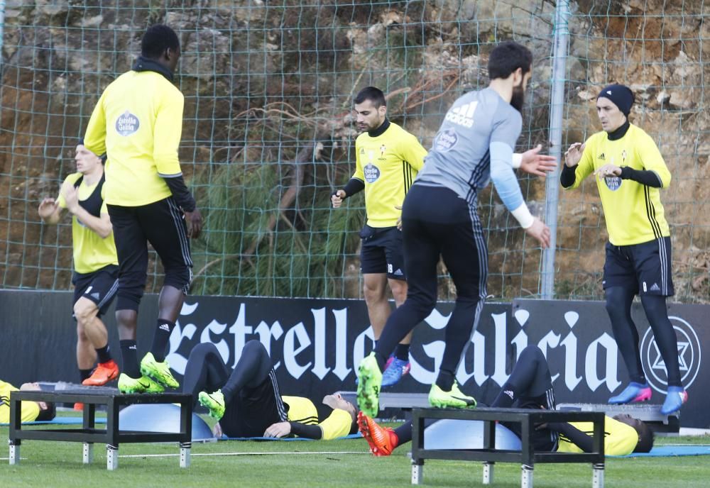 Eduardo Berizzo dirige el último entrenamiento del cuadro celeste antes de visitar el domingo al Sporting en El Molinón