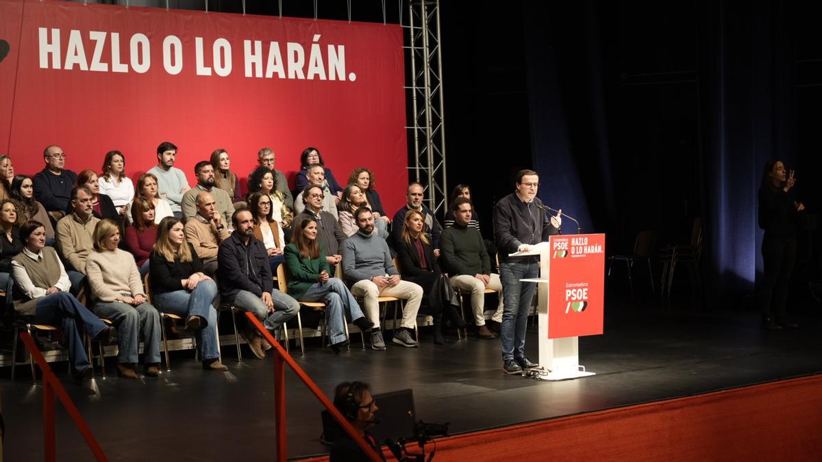 El candidato Gallardo interviene en un mitin del PSOE.